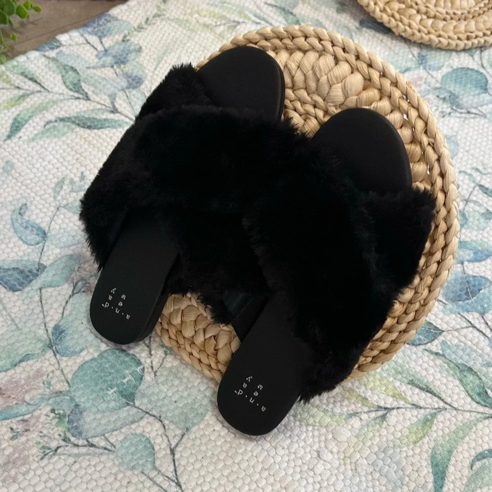 A New Day Women’s Black Fuzzy Slide Sandals Size 5.5 Crossband Faux Fur New